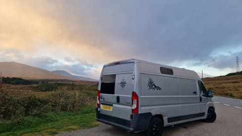 SKYE – OFF-GRID 2 berth Shower Kitchen Heating - bedding included - Campervan