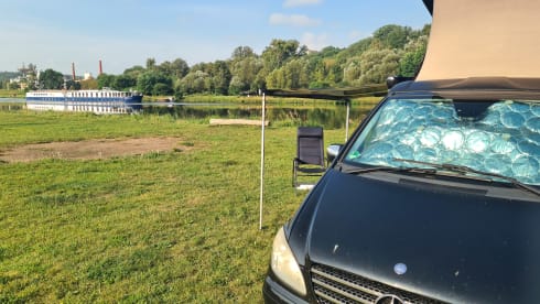 Black Viany – 2p Mercedes-Benz Viano campervan from 2010