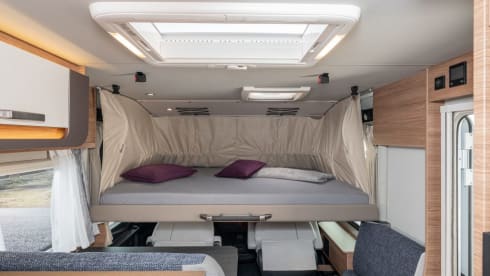 Deluxe – Integral Weinsberg Caracore 700MEG Automatic + WIFI on the road