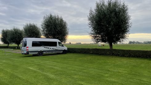 Beautifully spacious 2-4 person Bus camper Sprinter 2015