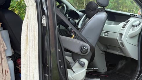 4p Renault campervan uit 2012