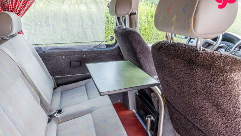 Menoenie – 4-person Volkswagen camper van
