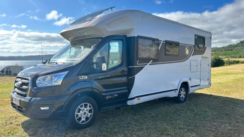 Cocoon 468 Northautokapppack (2024) with bicycle carrier. 