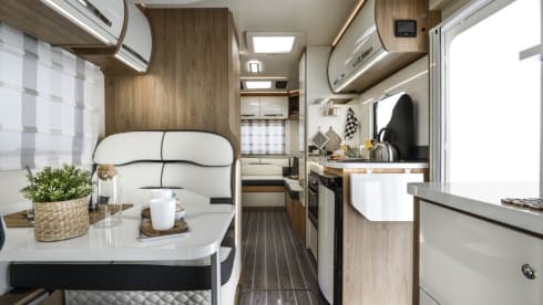 DELUXE 6 berth & 5 seatbelts – WiFi ✅, TV's ✅, Pets ✅, Awning, ✅ Bikes ✅ EU travel ✅