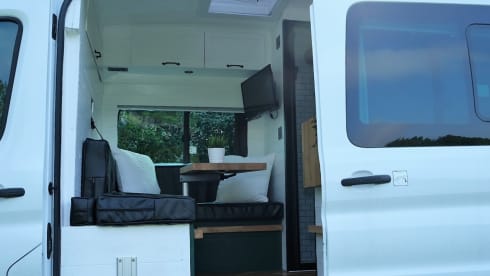 Angus – Superb 4 berth Campervan with Kingsize bed
