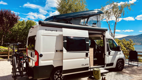 De Buitenkans – Sunlight Cliff 600RT(2022) -2/4 p- Handy and comfortable bus camper