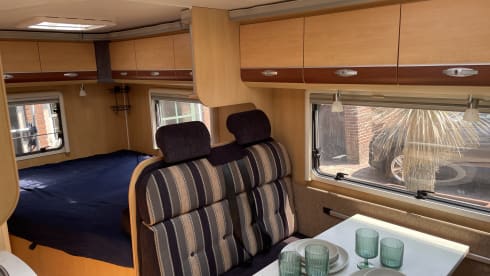 3p. Compact, complete and comfortable Sunroof Dethleffs semi-integrated.