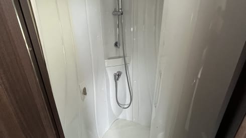 Joep – Luxe Bürstner camper > KINGSIZE BED  (TV-AIRCO-VRIJE KM)