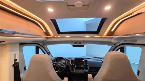 Freedom and enjoyment with our compact Malibu Buscamper (160 HP automatic)