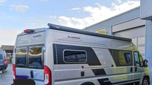 Snoozle II – Adria Twin Max 180 pk Automaat 2025 
