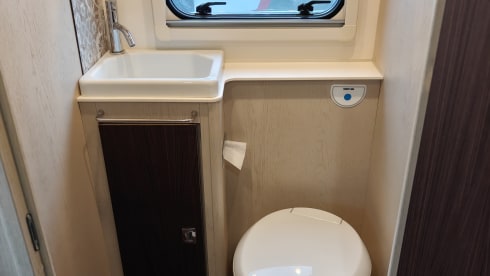 M-SERV 🚐  – Voyagez confortablement dans notre camping-car Rimor à alcôve (2025) – en toute sérénité sur la route