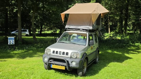 Vivi l'avventura con questa Suzuki Jimny dotata di tenda da tetto!