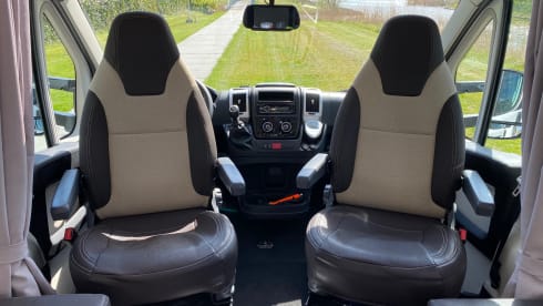 Geniet van ‘Camper Exclusief’ 💃🏻 – Super cool Camper CHAUSSON with Queen size bed.