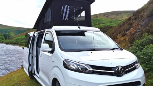 Lionel – Immaculate 4 berth Toyota van from 2017 - single and ready to mingle!