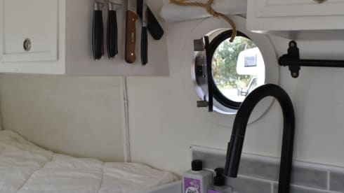 Barry – Unique off-grid oldtimer Mercedes 508 camper