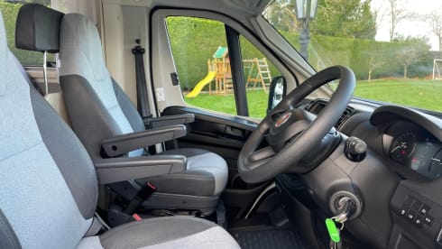 7 berth Adria sunliving ad70dk. Reg 2022