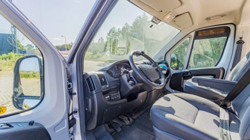De vrijbuiter – 2p Peugeot camper van L 3/H2 from 2012
