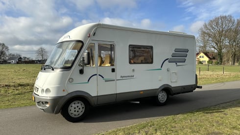 Discover freedom with our fresh Hymer B 584 – with bar layout, lifting bed 