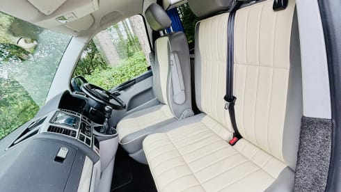 JAXX ~ THE LWB, BIGGER, BETTER CAMPERVAN – VW T5 Langversion ~ Retro-Interieur ~ 4 Schlafplätze ~ Heizung ~ Top-Ausstattung 