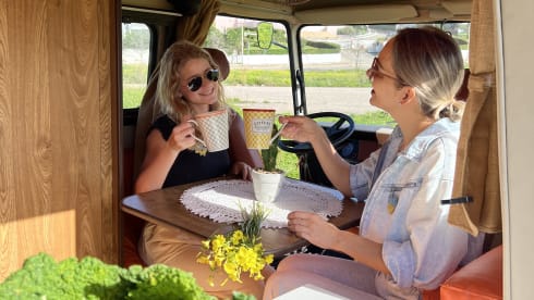 Laranja – Rent a  Blue Classics’s Combi J9