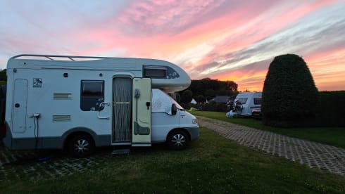 Gezellige 4-persoons alkoofcamper – ideaal voor stel of klein gezin