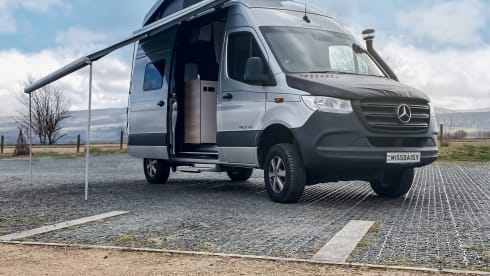 Miss Daisy (Dog Friendly) Discount available on bookings two weeks or more.  – 4 berth Mercedes-Benz campervan (SALE ON)