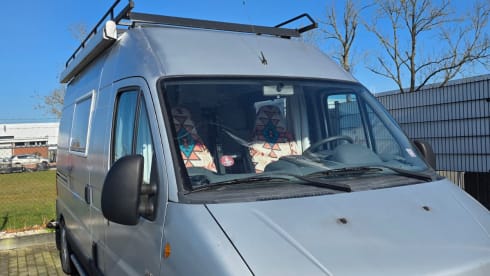 Johnnie – 2p Peugeot bus uit 2002