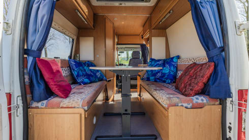 Vip camper loopt lekker met alles er op en aan makkelijk pakeren met een lengte van 5.40  – 2p Peugeot campervan from 2002