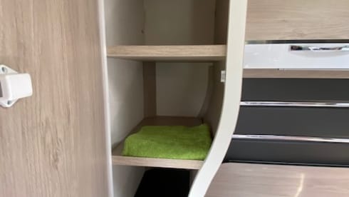 Geniet van ‘Camper Exclusief’ 💃🏻 – Super cool Camper CHAUSSON with Queen size bed.