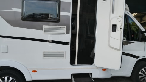Sunlight T58, Compact 6-meter Semi-Integrated with French bed!