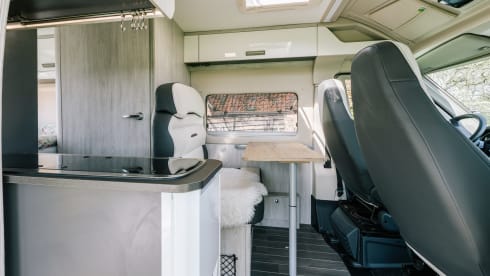 Jackie's hut – Beautiful Peugot Camperbus, 150 HP