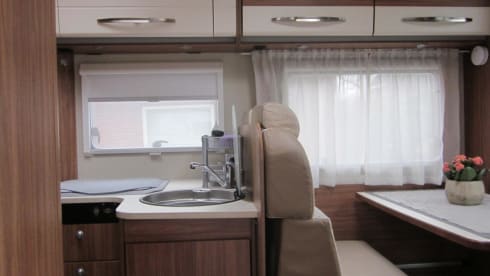 Spacious neat 2 pers. carado / hymer camper.