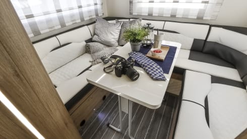 Best Social Space Motorhome, Auto Roller 746 2025