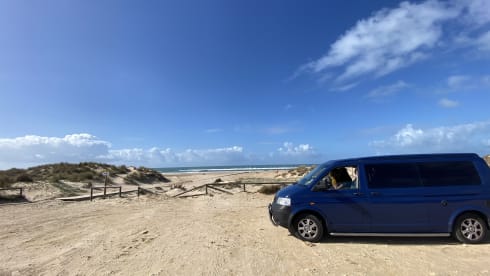 Bommeltje VW T5 met extra ruime leefruimte door verlengde versie. Uniek in de verhuur!  – VW T5 extended version with large lifting roof  