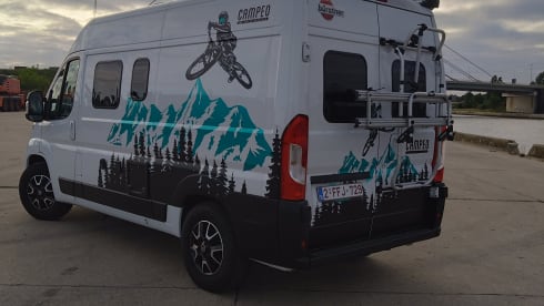 Compacte camper met fietsendrager handig voor een weekendje met 2