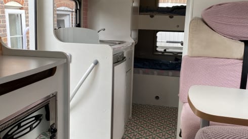 Rizzo  – Gorgeous 6 berth family motorhome with bedding, fully equipped. rear bunks.