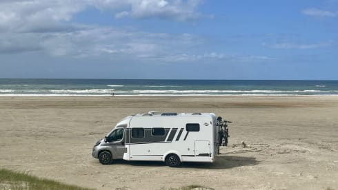 Carado T338 familiecamper – Luxurious spacious family camper, almost new and fully equipped. 