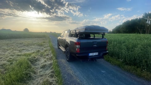 Ford Ranger – Ford Ranger pickup with tow hitch