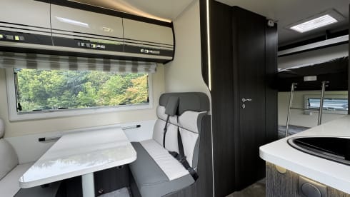 Rollerteam Zefiro 675 Auto, 5 Berth Family Motorhome