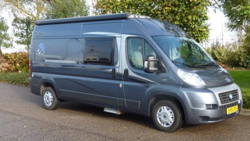 Compact bus camper for 2 adults and max. 2 small children