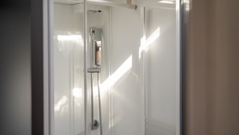 Bijna nieuwe Sunliving camper 2024 – 5p Sun Living semi-integrated uit 2024