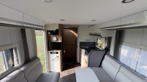 Ruimtewonder – Spacious 4p Adria Mobil semi-integrated from 2020