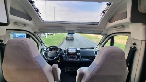 Luxe LMC buscamper voor twee met automaat en panoramadak