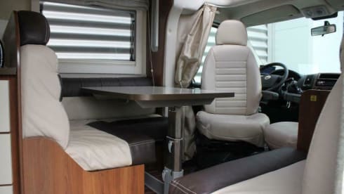 Luxurious spacious 4p camper with queen bed and pull-down bed