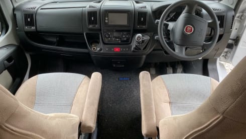 GLYNIS – HOBBY SIESTA DE LUXE A65GM 6 BERTH