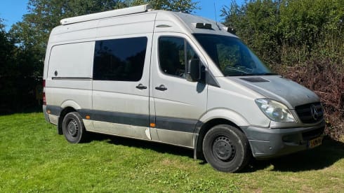 Meddy – 2 persoons ruime Mercedes bus 2009