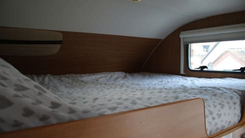 Kaz Camper – Fabulous 6 berth 4 seatbelts with WIFI Chausson alcove (2010)
