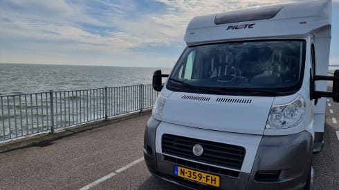 Fully equipped neat Pilote camper semi-integrated