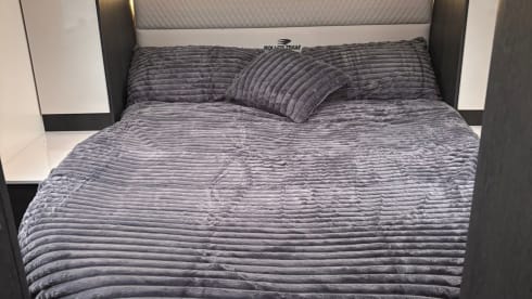 Charlie – Luxe Roller Team camper met 5 slaapplaatsen - Gratis wifi & verzekering - 2024