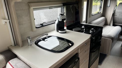 GO-VORNY – 6 berth Peugeot semi-integrated from 2021 free WI-FI 